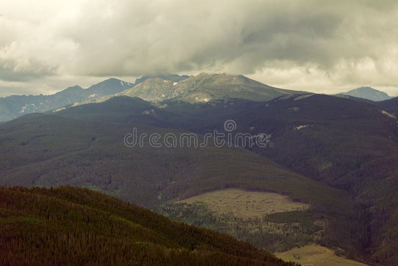 Mountain View em Vail, Colorado tomado de um ninho de Eagles imagem de stock royalty free Mountain View em Vail, Colorado tomado de um ninho de Eagles imagem de stock royalty free