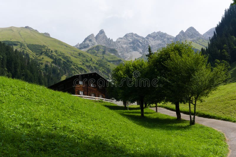 Mountain View nelle alpi in Baviera. Ciò è un Mountain View dal secondo più alto picco nelle montagne bavaresi di allgäu nelle alpi, il picco è chiamata “hohes Licht “