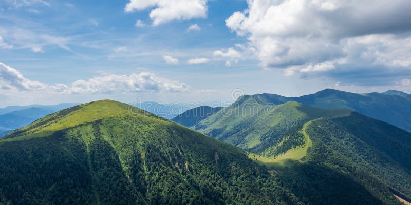 Výhled na hory s borovým lesem na Slovensku