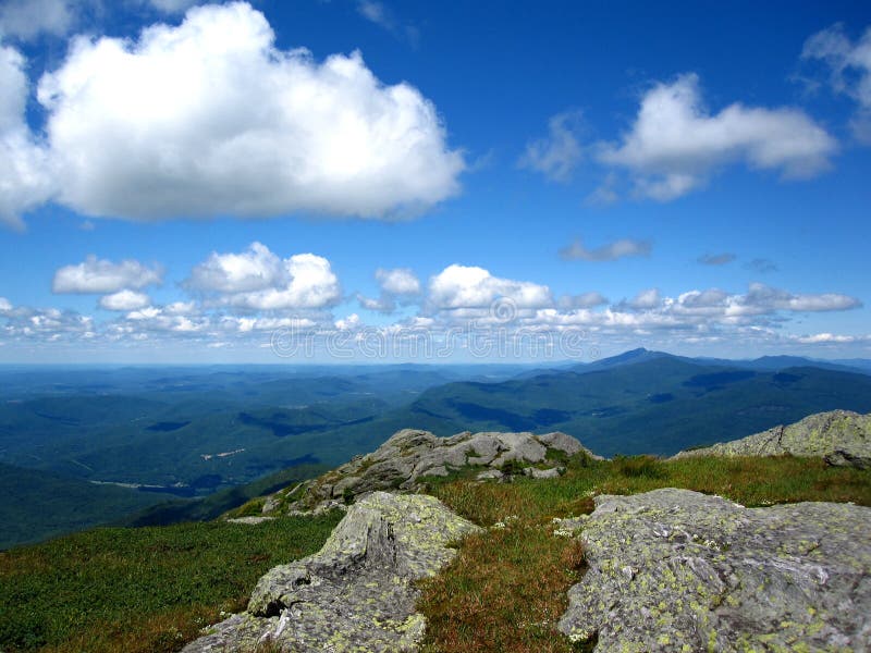 Vue sur la Montagne Verte depuis Camel's Hump en été photographie stock libre de droits