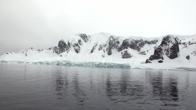 Mountain View снега от океана корабля Антарктики