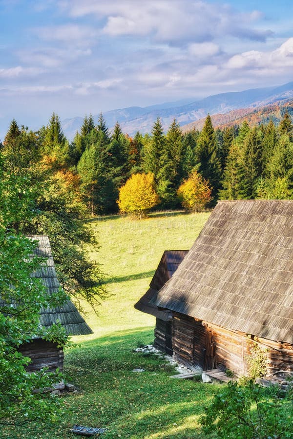 Horská obec Podšíp s dřevěnými domky pod vrchem Šip na Slovensku