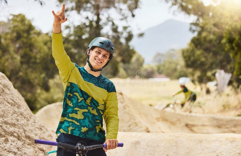 Radfahren Mountainbike Und Sprung Für Sportliche Speed Trick in Training  Abenteuer Im Freien. Bewegungsfreiheit Und Stockfoto - Bild von sprung,  draussen: 260948526