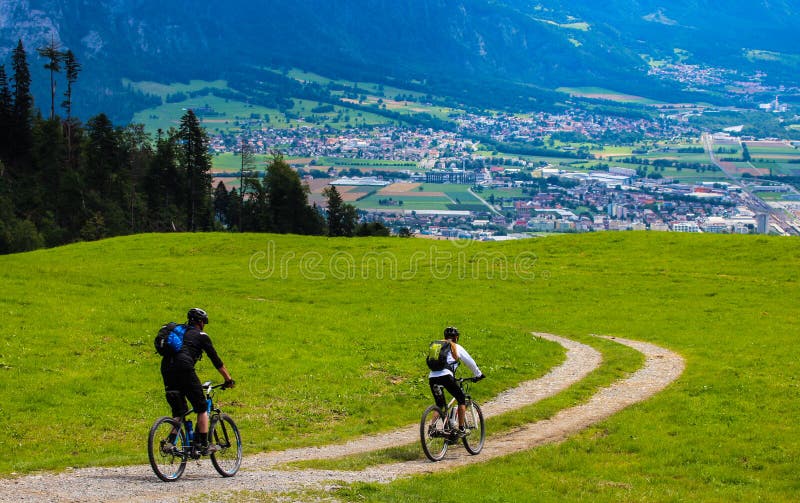 Mountainbike som är sluttande i Maienfeld Schweiz royaltyfria bilder Mountainbike som är sluttande i Maienfeld Schweiz royaltyfria bilder
