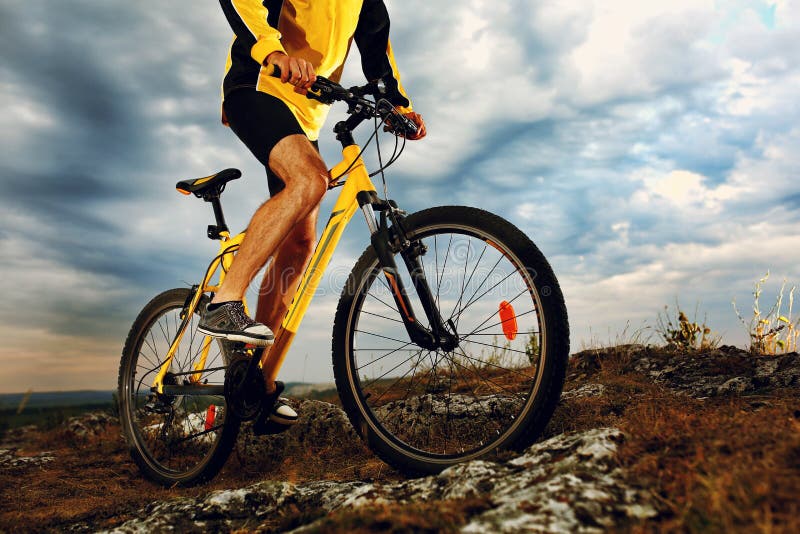 Mountainbikeradfahrerreiten im Freien stockbilder Mountainbikeradfahrerreiten im Freien stockbilder