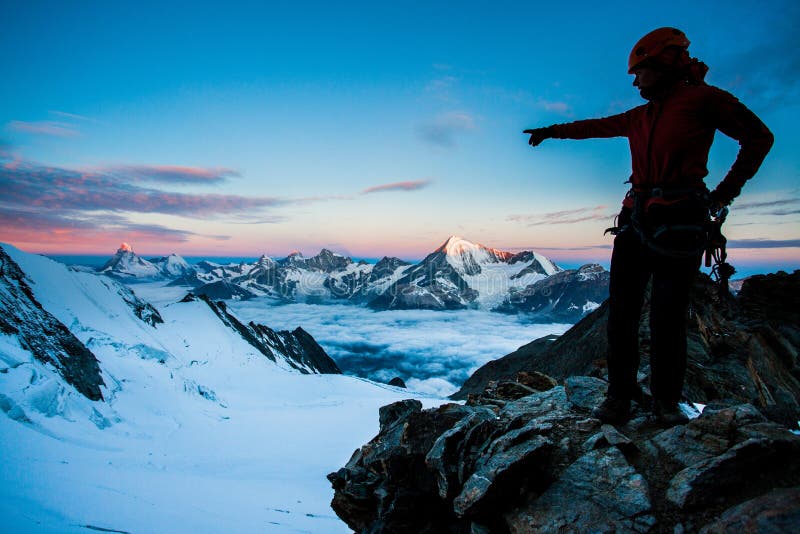 Silueta de alpinista sobre el glaciar alto picos en.