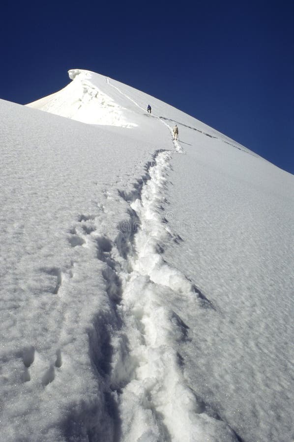 Due alpinisti sulla cima della Karlytau di Picco (4700), nel Tien Shan, in Kazakistan.