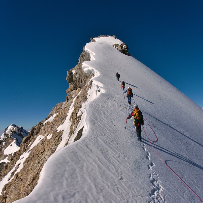 Grupo de escaladores Ellos son montana, cuerdas, cascos.