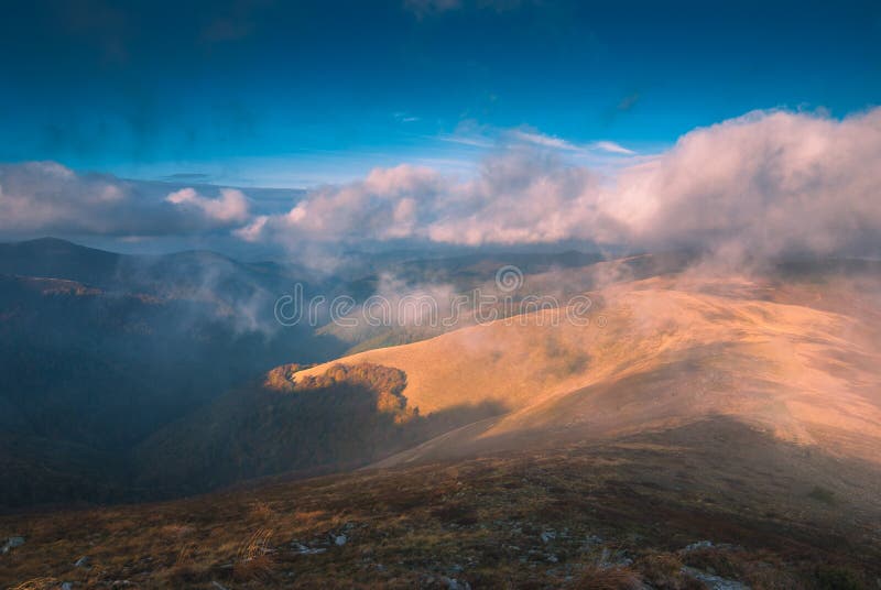 Mountains_1 enevoado Carpathian fotografia de stock Mountains_1 enevoado Carpathian fotografia de stock