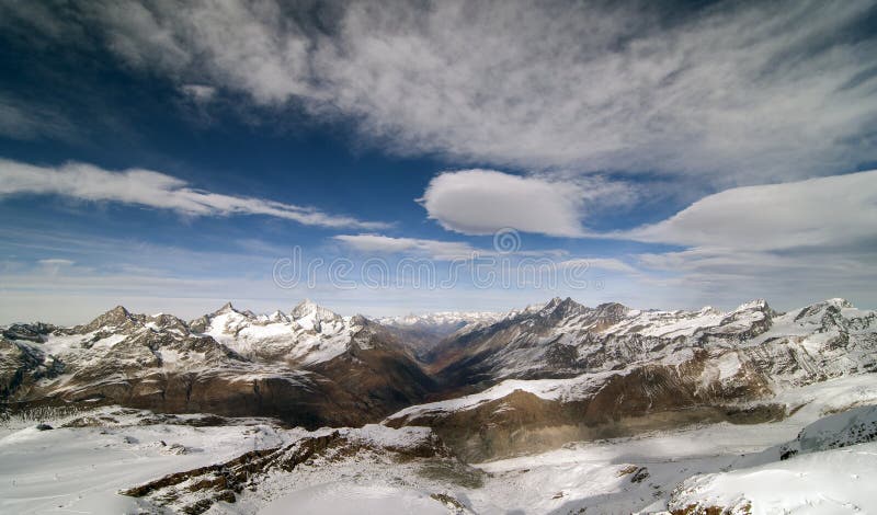 Cime innevate nell'arco Alpino, al confine tra Svizzera e Italia in autunno.