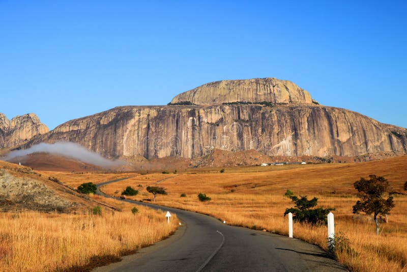 Strada andando verso il Monte Tsaranoro attraverso il paesaggio mozzafiato del Madagascar highlands, centro di Madagscar.