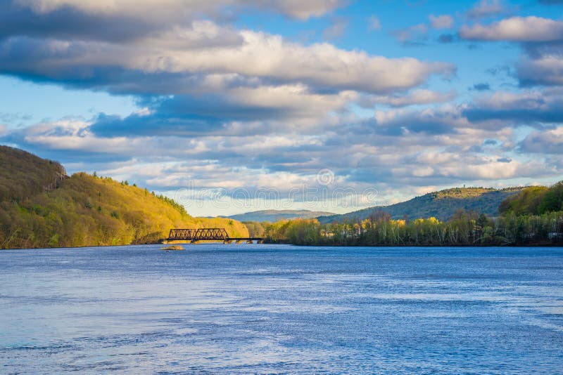 Mountains and railroad bridge over the Connecticut River, in Brattleboro, Vermont royalty free stock images Mountains and railroad bridge over the Connecticut River, in Brattleboro, Vermont royalty free stock images