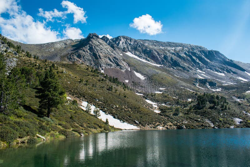 Mountainsee Estany de Les Truites in Andorra Pyrenäen, La Massana, pedrosa Refugi de coma lizenzfreie stockbilder Mountainsee Estany de Les Truites in Andorra Pyrenäen, La Massana, pedrosa Refugi de coma lizenzfreie stockbilder