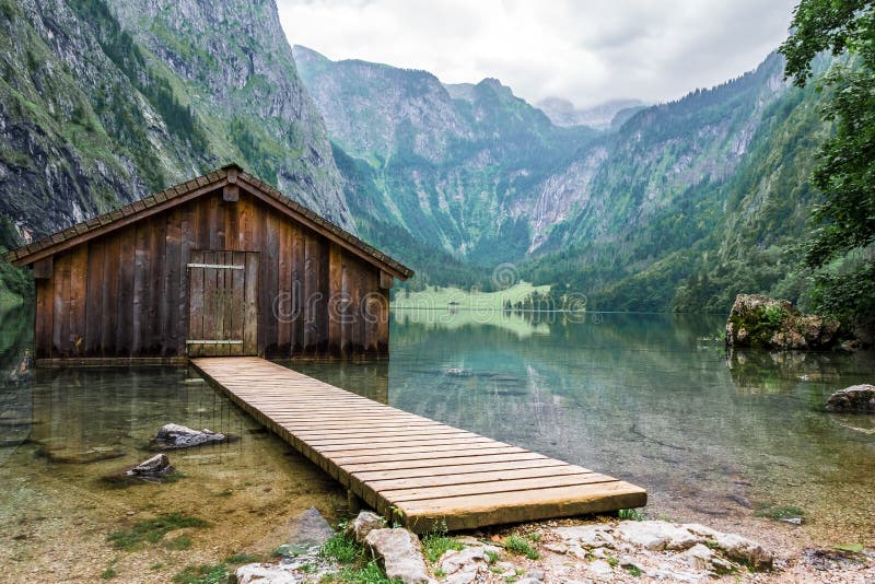 Mountain湖有船坞和船库的山湖 免版税图库摄影 Mountain湖有船坞和船库的山湖 免版税图库摄影