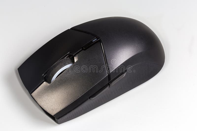 Mouse óptico sem fio preto sobre um fundo cinza fotografia de stock