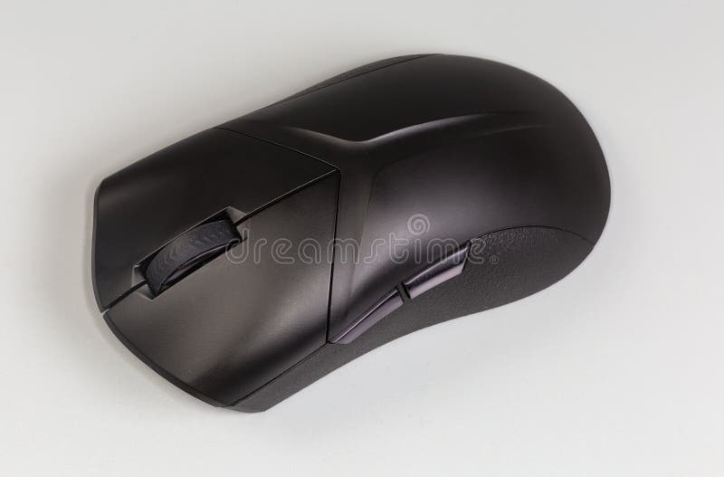Mouse óptico sem fio preto sobre um fundo cinza imagens de stock royalty free