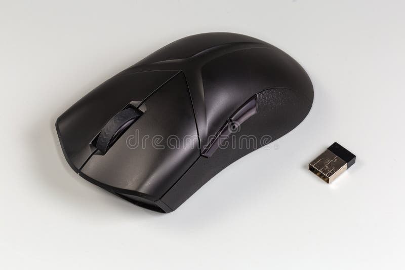 Mouse óptico sem fio preto sobre um fundo cinza fotografia de stock