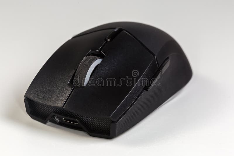Mouse óptico sem fio preto sobre a visão frontal cinza de fundo imagem de stock royalty free