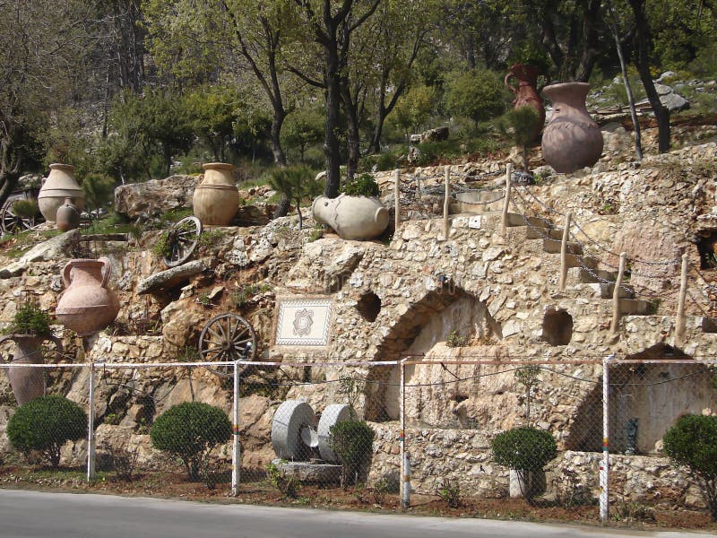 Moussa castle är ett mycket berömt slott i Libanon royaltyfri bild