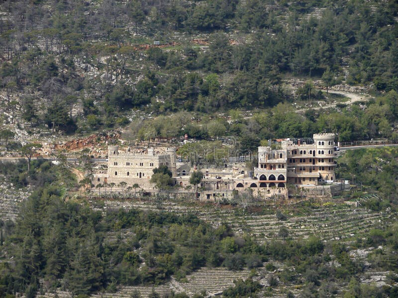 Moussa castle är ett mycket berömt slott i Libanon royaltyfria bilder