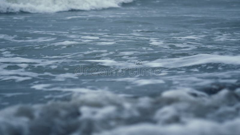 Mousse d'océan éclaboussant dans la nature abstraite. vue mer bleue.