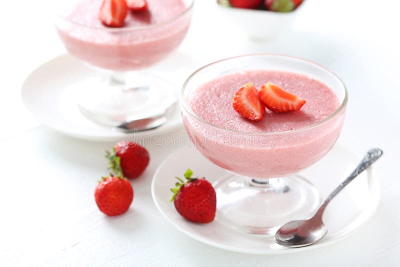 Mousse aux fraises photo libre de droits