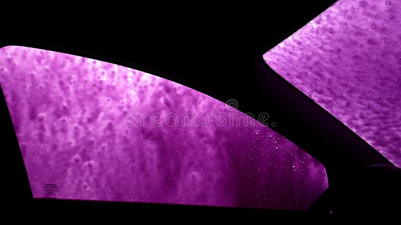 Mousse de nettoyage sur verre de voiture. fenêtre savonneuse. service de lavage de voitures. vue de l'intérieur d'une cabine. fond banque de vidéos