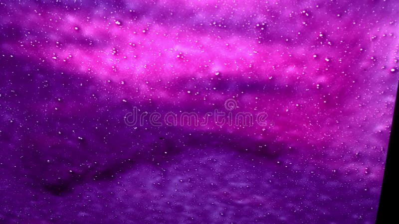 Mousse de nettoyage sur verre de voiture. fenêtre savonneuse. service de lavage de voitures. vue de l'intérieur d'une cabine. fond banque de vidéos