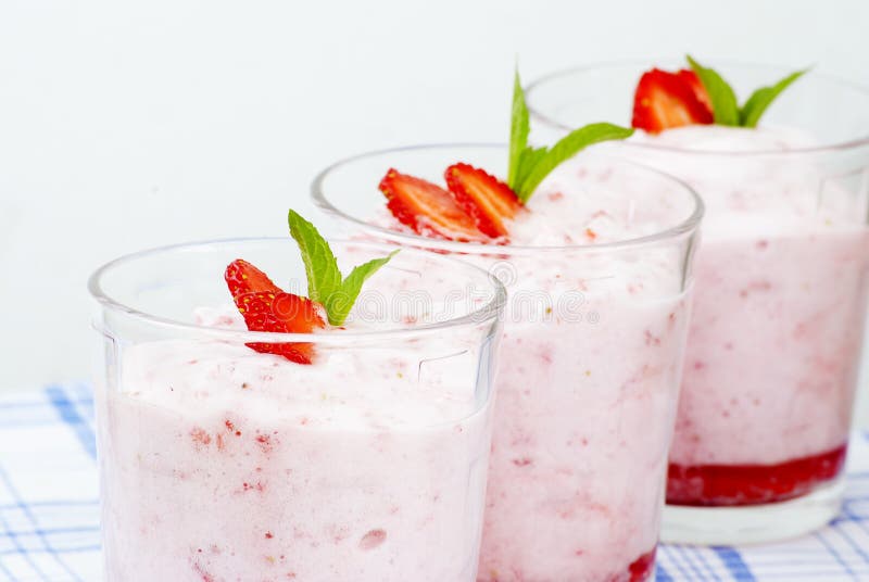 Mousse aux fraises incroyable images libres de droits