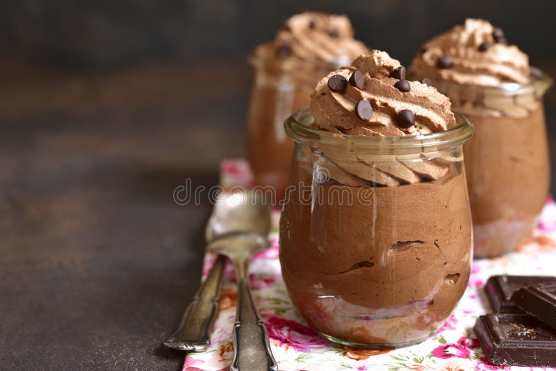 Mousse σοκολάτας με την κτυπημένη κρέμα σε ένα εκλεκτής ποιότητας βάζο γυαλιού στοκ εικόνα με δικαίωμα ελεύθερης χρήσης Mousse σοκολάτας με την κτυπημένη κρέμα σε ένα εκλεκτής ποιότητας βάζο γυαλιού στοκ εικόνα με δικαίωμα ελεύθερης χρήσης