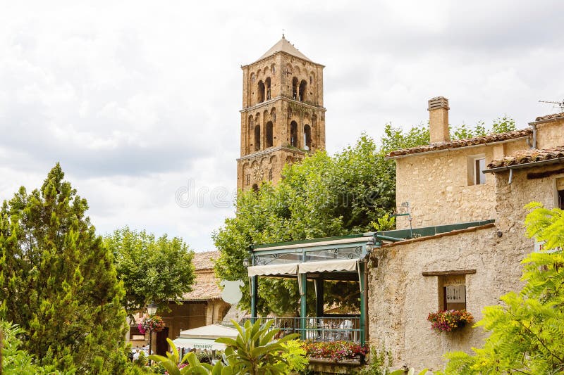 Moustiers-Sainte-Marie i sydliga Frankrike, Provence royaltyfria foton Moustiers-Sainte-Marie i sydliga Frankrike, Provence royaltyfria foton