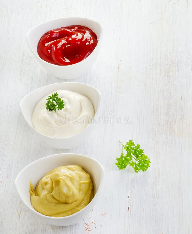 Moutarde, Ketchup Et Mayonnaise Image stock Image du cuvette, wooden