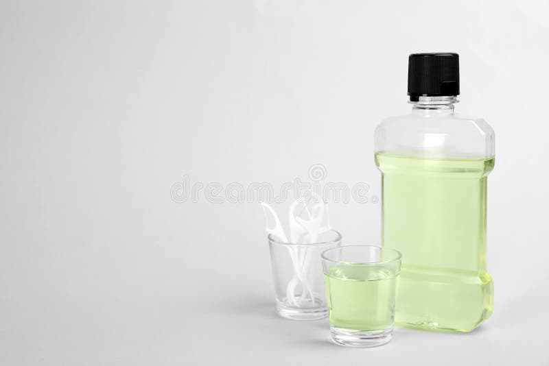 Mouthwash, οδοντικό νήμα και διάστημα για το κείμενο στοκ εικόνες με δικαίωμα ελεύθερης χρήσης Mouthwash, οδοντικό νήμα και διάστημα για το κείμενο στοκ εικόνες με δικαίωμα ελεύθερης χρήσης