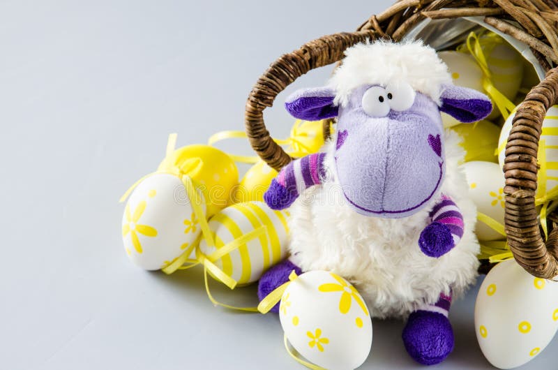 Moutons et oeufs de Pâques dans le panier