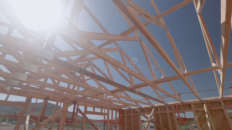 Mouvement de grue ralenti mouvement du nouveau site de construction de charpente de bois domestique banque de vidéos