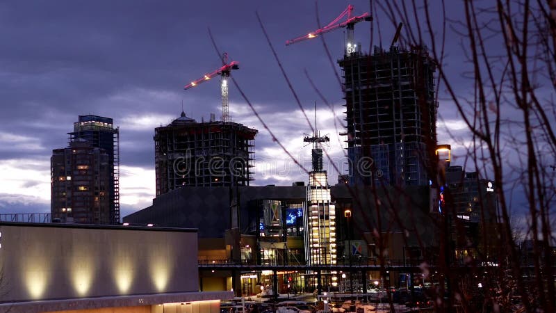 Mouvement des grues modernes de bâtiment et de construction d'affaires