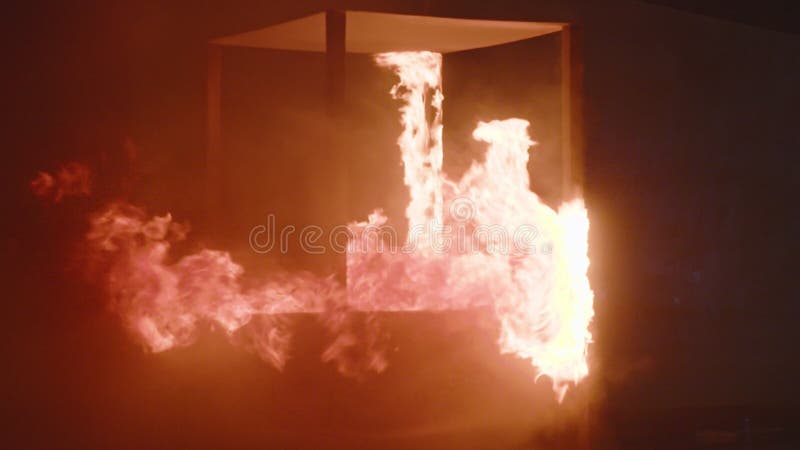 Mouvement lent d'un feu brûlant avec de grandes flammes clips vidéos