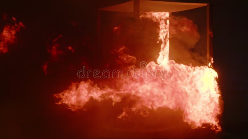 Mouvement lent d'un feu brûlant avec de grandes flammes clips vidéos