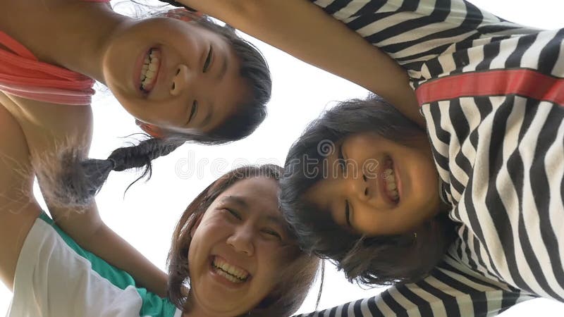 Mouvement lent de famille asiatique heureuse avec le fond blanc