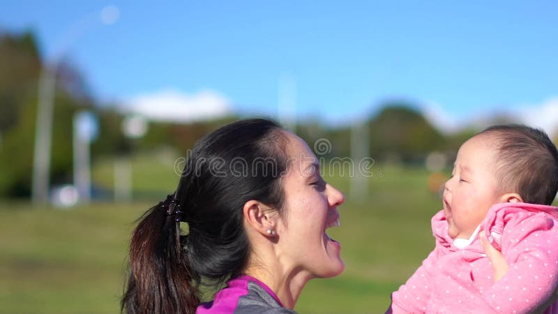 Mouvement lent de mère et de bébé asiatiques dehors