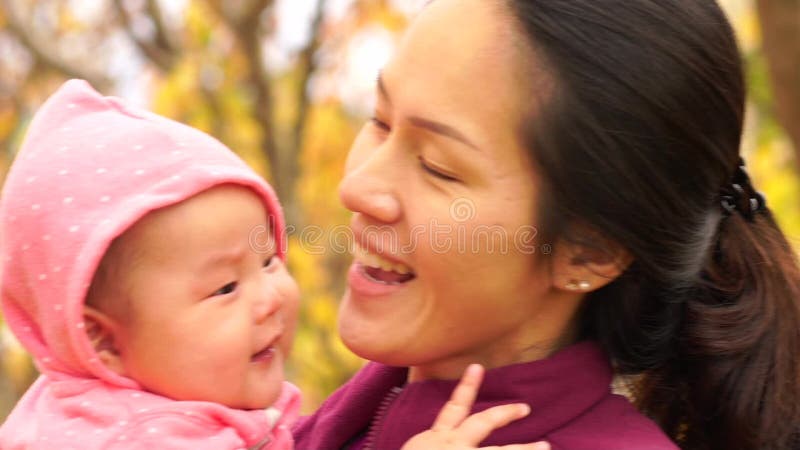 Mouvement lent de mère et de bébé asiatiques dehors