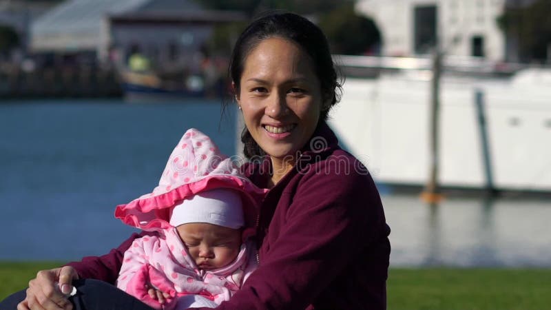 Mouvement lent de mère et de bébé asiatiques dehors
