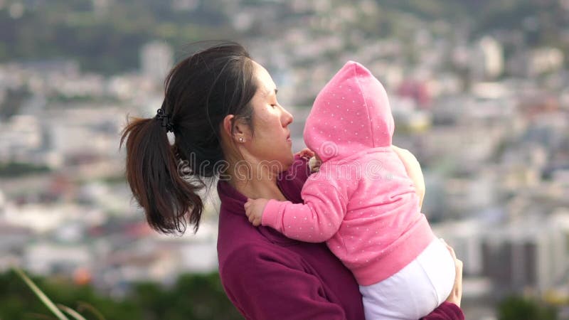 Mouvement lent de mère et de bébé asiatiques sur une colline