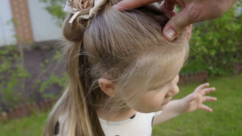 Mouvement mignon de petite fille sur l'appareil-photo