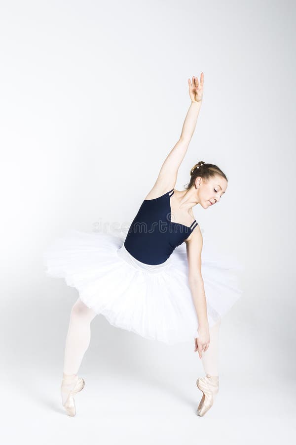 Mouvements de pratique de ballet de jeune ballerine photos libres de droits