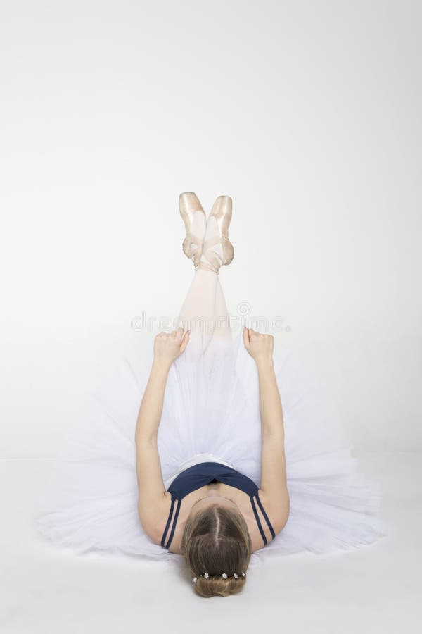 Mouvements de pratique de ballet de jeune ballerine image libre de droits