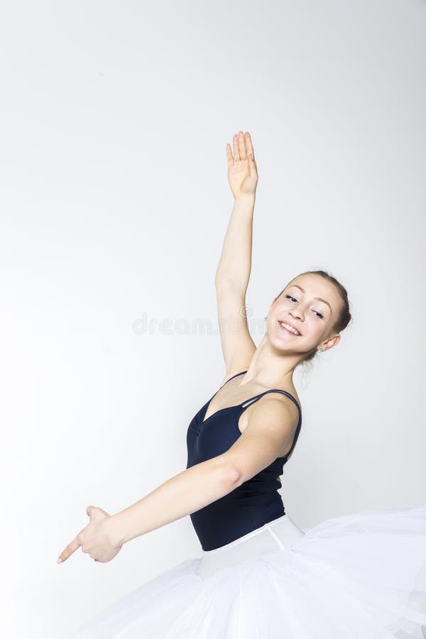 Mouvements de pratique de ballet de jeune ballerine photos stock