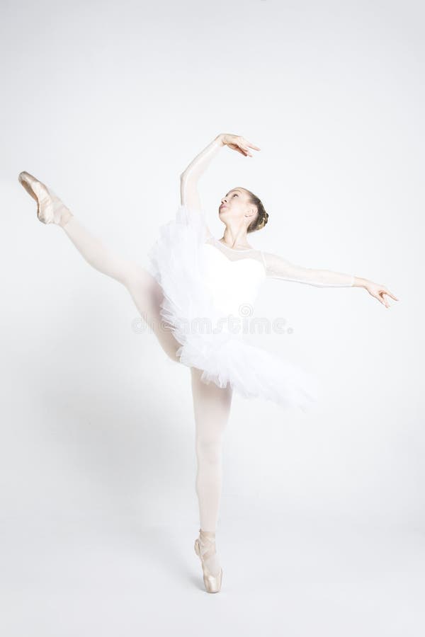 Mouvements de pratique de ballet de jeune ballerine photo stock