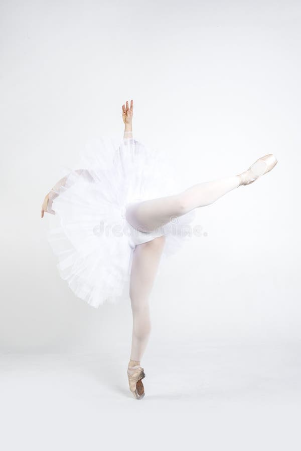 Mouvements de pratique de ballet de jeune ballerine images stock