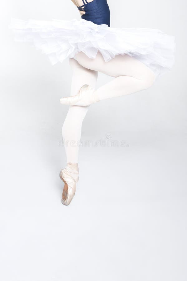 Mouvements de pratique de ballet de jeune ballerine images stock